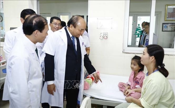 Trong ảnh: Thủ tướng Nguyễn Xuân Phúc thăm hỏi bệnh nhân đang điều trị tại Bệnh viện K Trung ương. Ảnh: Thống Nhất – TTXVN