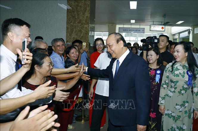 Trong ảnh: Thủ tướng Nguyễn Xuân Phúc thăm hỏi các gia đình có bệnh nhân đang điều trị tại Bệnh viện K Trung ương. Ảnh: Thống Nhất – TTXVN 