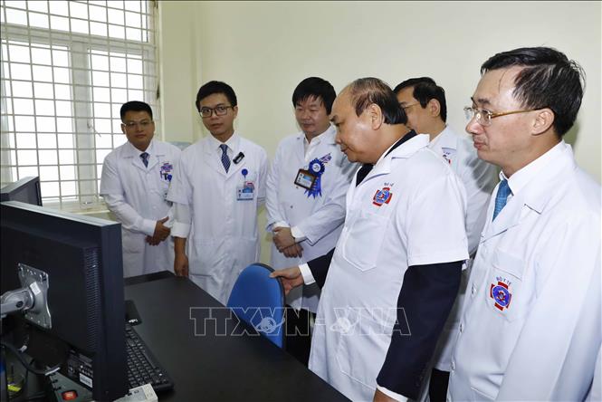 Trong ảnh: Thủ tướng Nguyễn Xuân Phúc tham quan cơ sở vật chất của Bệnh viện K Trung ương. Ảnh: Thống Nhất-TTXVN