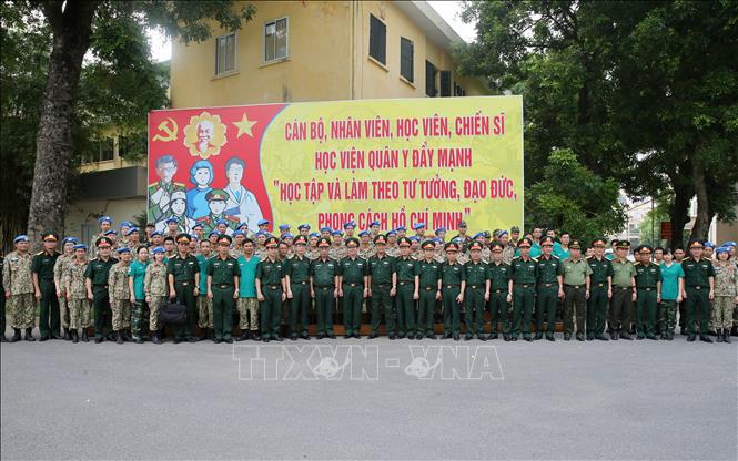 Trong ảnh: Thượng tướng Nguyễn Chí Vịnh, Thứ trưởng Bộ Quốc phòng với cán bộ, chiến sĩ Bệnh viện dã chiến cấp 2 số 2. Ảnh: Dương Giang - TTXVN