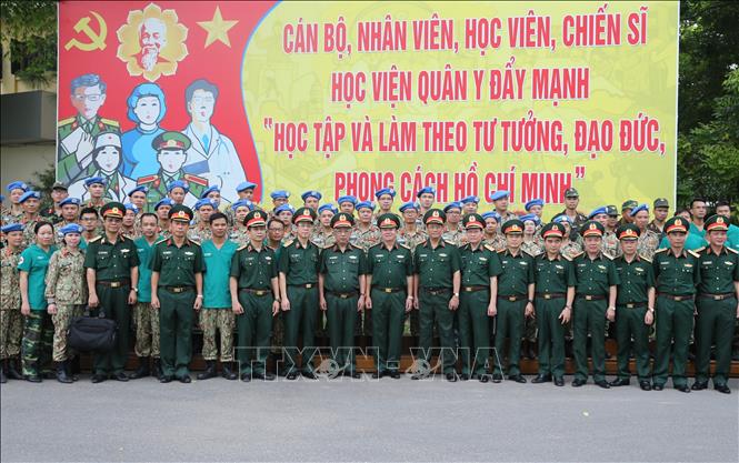 Trong ảnh: Thượng tướng Nguyễn Chí Vịnh, Thứ trưởng Bộ Quốc phòng với cán bộ, chiến sĩ Bệnh viện dã chiến cấp 2 số 2. Ảnh: Dương Giang - TTXVN