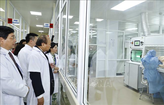 Trong ảnh: Thủ tướng Nguyễn Xuân Phúc thăm Trung tâm pha chế thuốc. Ảnh: Thống Nhất – TTXVN 