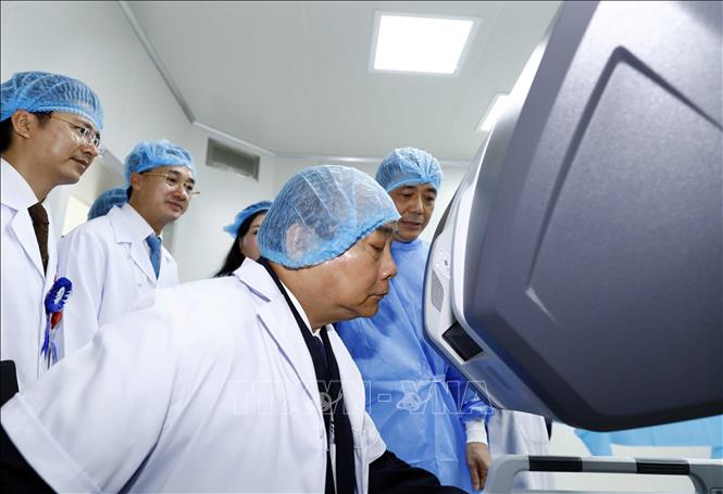 Trong ảnh: Thủ tướng Nguyễn Xuân Phúc thăm Trung tâm phẫu thuật Robot Ảnh: Thống Nhất – TTXVN 