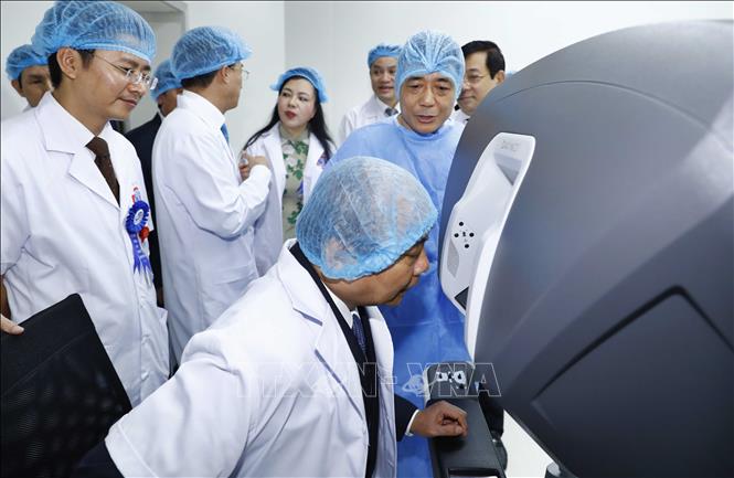 Trong ảnh: Thủ tướng Nguyễn Xuân Phúc thăm Trung tâm phẫu thuật Robot. Ảnh: Thống Nhất – TTXVN 