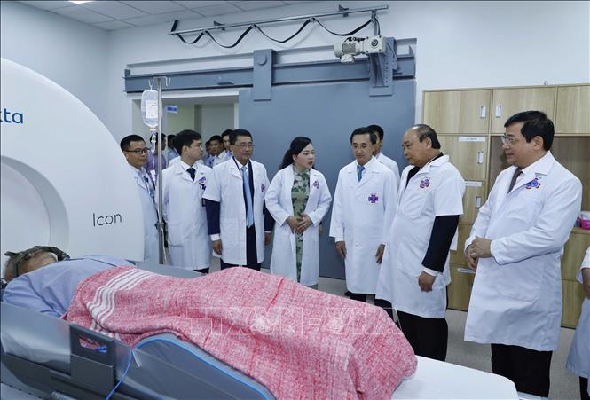 Trong ảnh: Thủ tướng Nguyễn Xuân Phúc thăm khu xạ trị kỹ thuật cao. Ảnh: Thống Nhất – TTXVN
