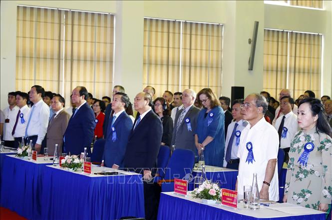 Trong ảnh: Thủ tướng Nguyễn Xuân Phúc và các đại biểu thực hiện nghi thức chào cờ. Ảnh: Thống Nhất – TTXVN 