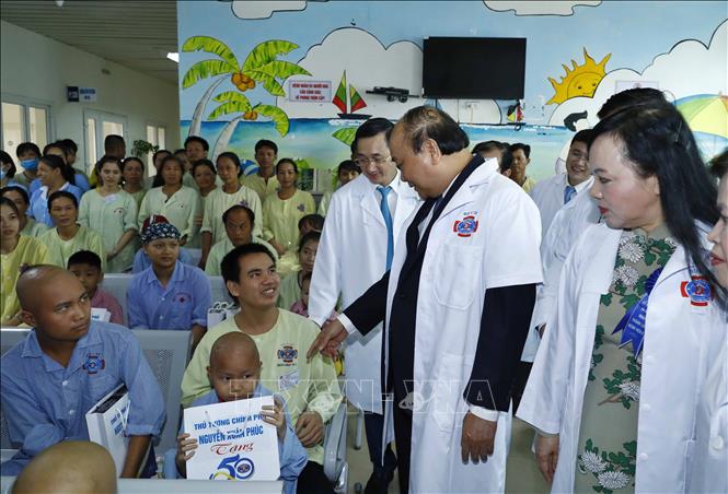 Trong ảnh: Thủ tướng Nguyễn Xuân Phúc thăm hỏi người nhà và bệnh nhân đang điều trị tại Bệnh viện K Trung ương. Ảnh: Thống Nhất – TTXVN 