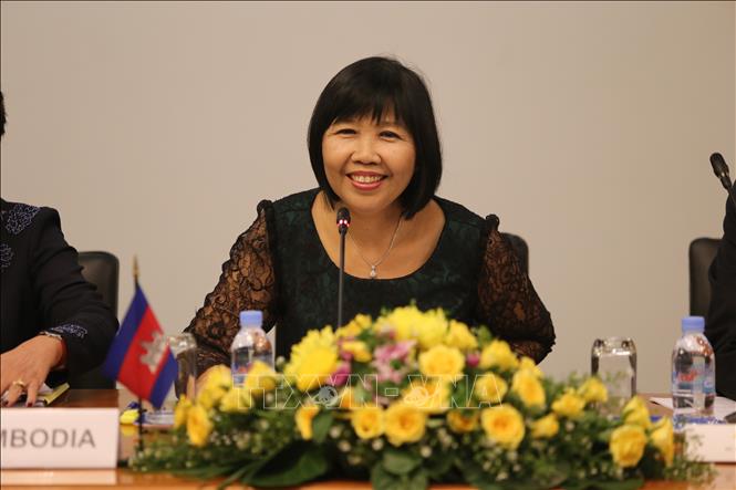 Trong ảnh: bà Eat Sophea, Quốc vụ khanh Bộ Ngoại giao và Hợp tác quốc tế Campuchia, Trưởng đoàn Campuchia phát biểu tại hội nghị. Ảnh: Minh Hưng-P/v CQTT TTXVN tại Campuchia. 
