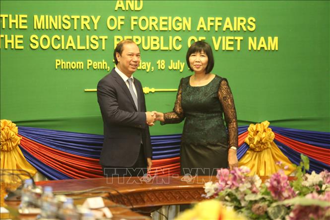 Trong ảnh:  Thứ trưởng Bộ Ngoại giao Nguyễn Quốc Dũng và Quốc vụ khanh Bộ Ngoại giao và Hợp tác quốc tế Campuchia bà Eat Sophea tại hội nghị. Ảnh: Minh Hưng-P/v CQTT TTXVN tại Campuchia