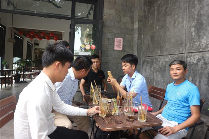 Trong ảnh: Ống hút tre thương hiệu Mão Mèo đã có mặt tại các cửa hàng kinh doanh đồ uống, quán Cà phê, trà sữa ở các tỉnh thành phố trên cả nước. Ảnh: Bích Huệ - TTXVN