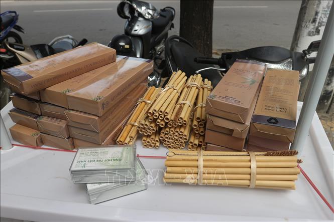 Trong ảnh: Sản phẩm ống hút tre thương hiệu Mão Mèo của Nguyễn Văn Mão. Ảnh: Bích Huệ - TTXVN