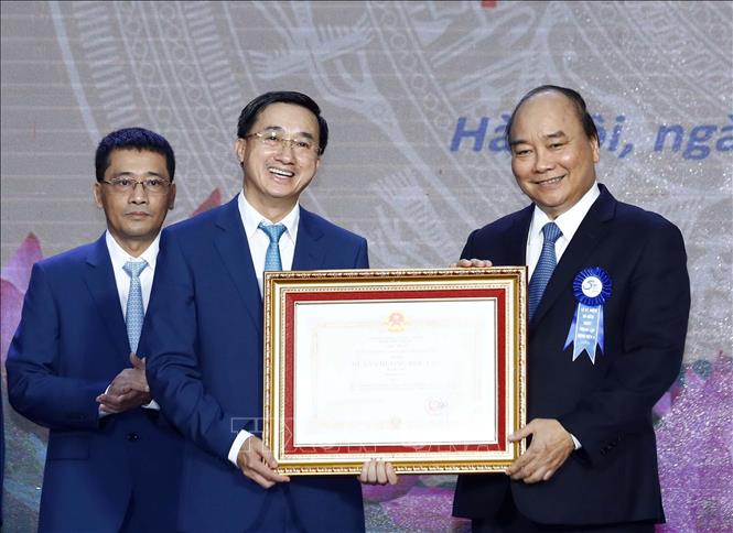 Trong ảnh: Thủ tướng Nguyễn Xuân Phúc trao Huân chương Độc lập hạng Ba cho Bệnh viện K Trung ương. Ảnh: Thống Nhất – TTXVN