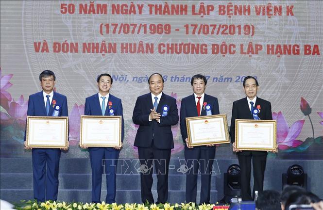 Trong ảnh: Thủ tướng Nguyễn Xuân Phúc trao tặng Huân chương Lao động cho các cá nhân có thành tích xuất sắc của Bệnh viện K Trung ương. Ảnh: Thống Nhất – TTXVN 