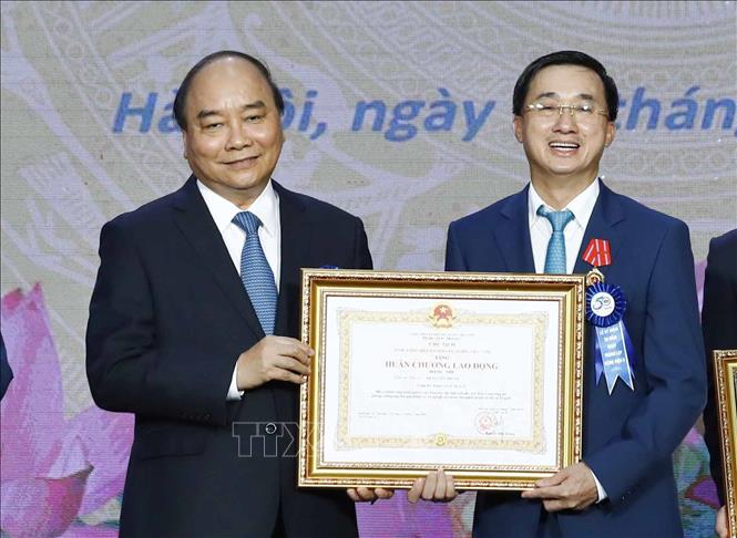 Trong ảnh: Thủ tướng Nguyễn Xuân Phúc trao tặng  Huân chương lao động hạng Nhì cho Giám đốc Bệnh viện K Trần Văn Thuấn. Ảnh: Thống Nhất – TTXVN
