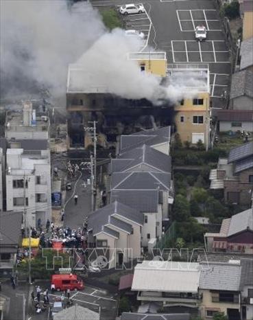 Trong ảnh: Lính cứu hỏa nỗ lực dập lửa vụ cháy xưởng phim thuộc Công ty hoạt hình Kyoto ở Kyoto, Nhật Bản ngày 18/7/2019. Ảnh: Kyodo/TTXVN