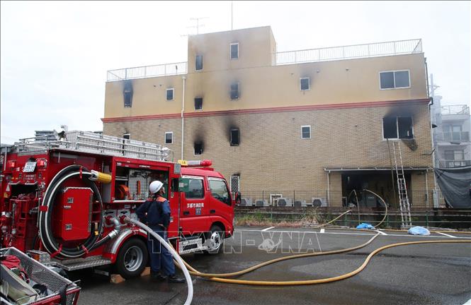 Trong ảnh: Lính cứu hỏa nỗ lực dập lửa vụ cháy xưởng phim thuộc Công ty hoạt hình Kyoto ở Kyoto, Nhật Bản ngày 18/7/2019. Ảnh: AFP/TTXVN