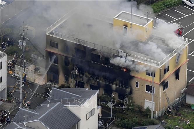 Trong ảnh: Lính cứu hỏa nỗ lực dập lửa vụ cháy xưởng phim thuộc Công ty hoạt hình Kyoto ở Kyoto, Nhật Bản ngày 18/7/2019. Ảnh: THX/TTXVN