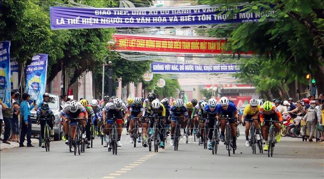 Trong ảnh: Các vận động viên tăng tốc về đích tại thành phố Long Xuyên (An Giang). Ảnh: Công Mạo-TTXVN