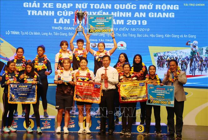 Trong ảnh: Ban tổ chức trao giải nội dung đồng đội cho các đội đua có thành tích xuất sắc nhất. Ảnh: Công Mạo-TTXVN