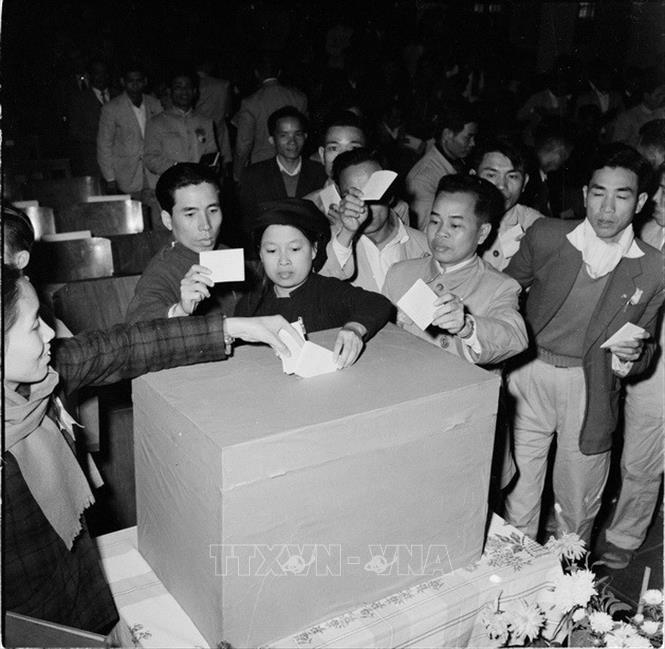 Trong ảnh: Đại biểu dự Đại hội Công đoàn Việt Nam lần thứ II bỏ phiếu bầu Ban Chấp hành Tổng Công đoàn Việt Nam, ngày 27/2/1961. Ảnh: TTXVN
