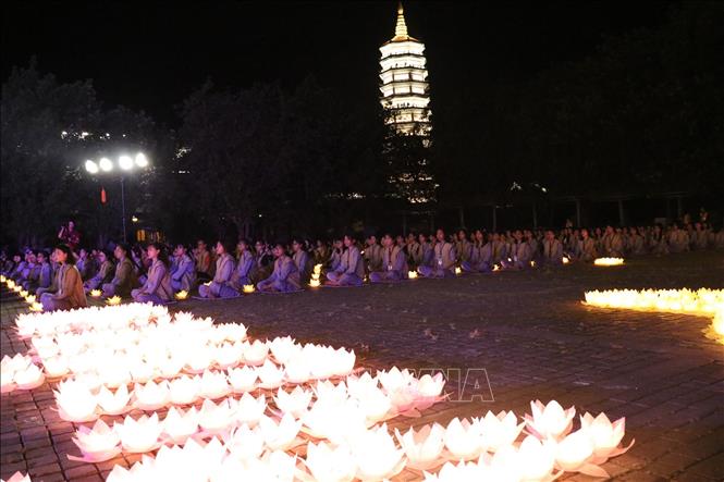 Trong ảnh: Đêm hội thu hút 1.500 khóa sinh đang tham dự Khóa tu mùa hè tại chùa Bái Đính. Ảnh: Ninh Đức Phương – TTXVN