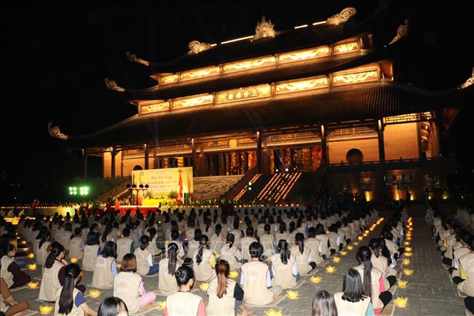 Trong ảnh: Đêm hội thu hút 1.500 khóa sinh đang tham dự Khóa tu mùa hè tại chùa Bái Đính. Ảnh: Ninh Đức Phương – TTXVN