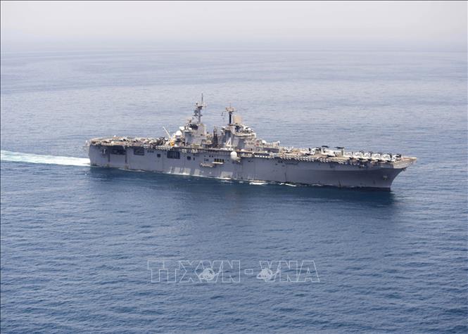 Trong ảnh (tư liệu): Tàu tấn công đổ bộ USS Boxer của Mỹ đi qua vùng Vịnh. Ảnh: AFP/TTXVN 