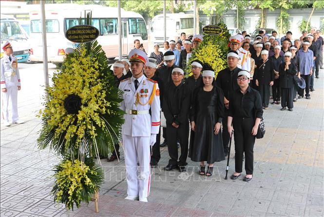 Trong ảnh: Đoàn gia đình, các con, cháu, chắt vào viếng Giáo sư Hoàng Tụy. Ảnh: Doãn Tấn - TTXVN