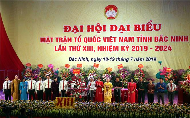 Các tầng lớp nhân dân tỉnh Bắc Ninh tặng hoa chúc mừng Đại hội. Ảnh: Đinh Văn Nhiều-TTXVN