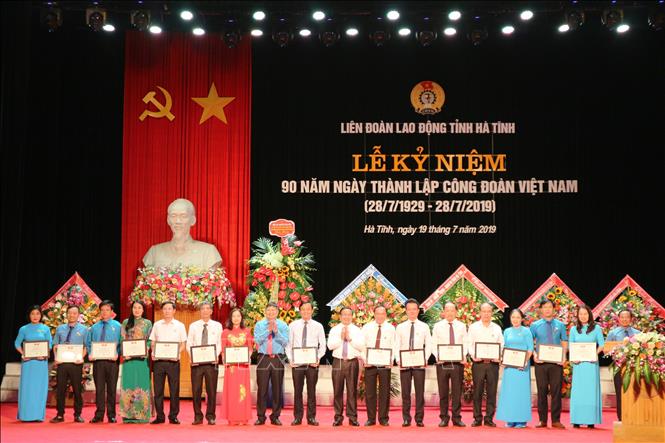 Trong ảnh: Tổng Liên đoàn Lao động Việt Nam trao tặng Kỷ niệm chương “Vì sự nghiệp xây dựng tổ chức công đoàn” cho 15 cá nhân có thành tích tiêu biểu trong việc phát triển tổ chức công đoàn. Ảnh: Hoàng Ngà - TTXVN