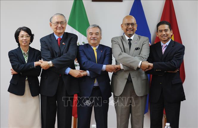 Các đại sứ Malaysia, Indonesia, Philipines, Thái Lan và Việt Nam chụp ảnh chung. Ảnh: Việt Hùng-Pv TTXVN tại Mexico