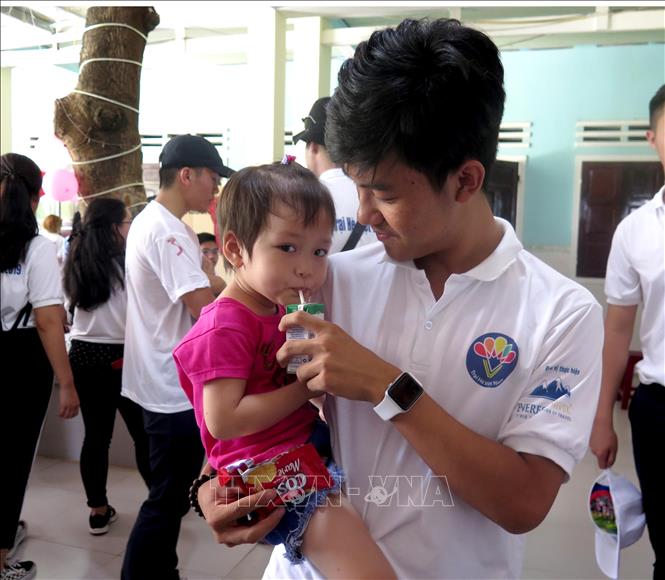 Photo: Young expats visit the Phu Hoa Orphanage. VNA Photo: Phước Ngọc