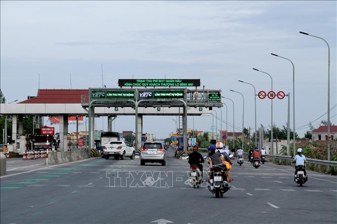Trong ảnh: Trạm thu phí BOT Quán Hàu, thu phí toàn bộ phương tiện lưu thông trrên tuyến Quốc lộ 1 và tuyến tránh. Ảnh: Văn Tý-TTXVN