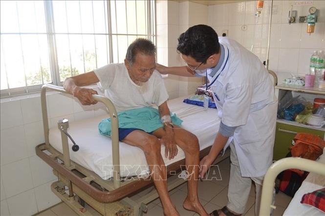 Trong ảnh: Một bệnh nhân đã được phẫu thuật thay khớp nhân tạo đang trong quá trình phục hồi tại Khoa Ngoại Chấn thương chỉnh hình - Bỏng, Bệnh viện Đa khoa tỉnh Khánh Hòa. Ảnh: Phan Sáu  - TTXVN
