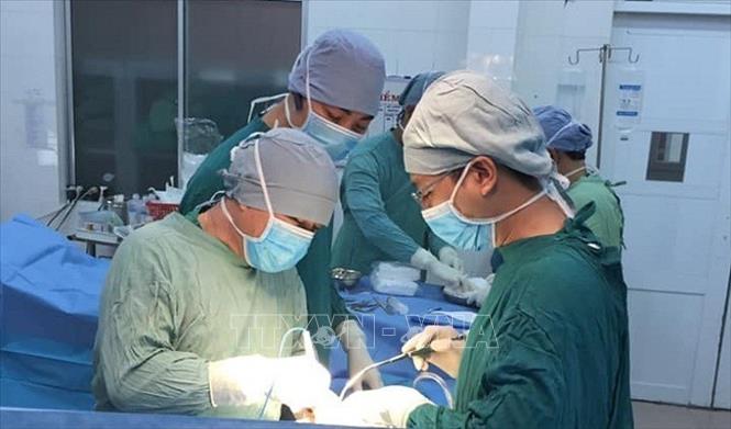 Trong ảnh: Một ca phẫu thuật thay khớp nhân tạo của Khoa Ngoại Chấn thương chỉnh hình - Bỏng, Bệnh viện Đa khoa tỉnh Khánh Hòa. Ảnh: Phan Sáu  - TTXVN
