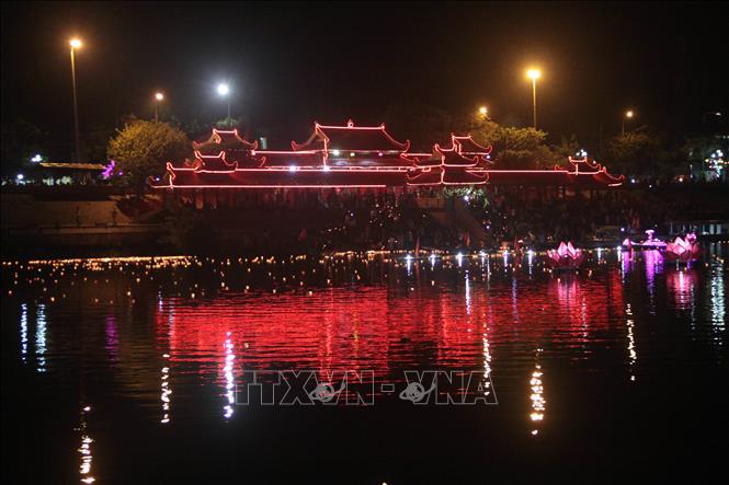 Photo: An overview of the Thach Han River wharf during the lantern floating festival. VNA Photo: Trịnh Bang Nhiệm