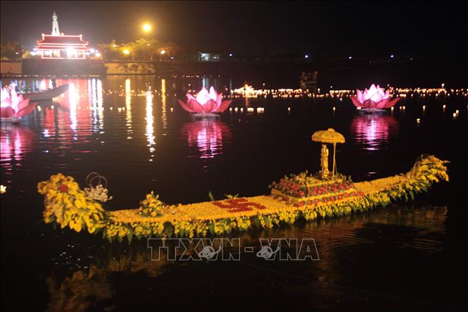 Photo: A boat filled with flowers is floated within the festival. VNA Photo: Trịnh Bang Nhiệm