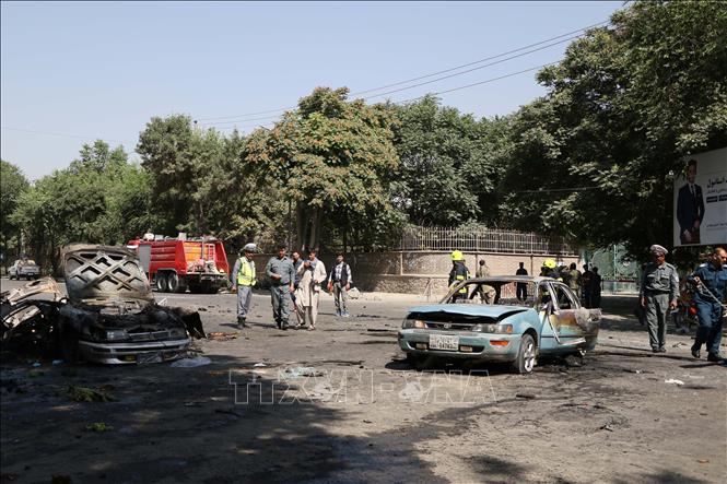 Trong ảnh: Nhân viên an ninh  Afghanistan điều tra tại hiện trường vụ đánh bom gần cửa trường Đại học Kabul ở thủ đô của Afghanistan ngày 19/7. Ảnh: AFP/TTXVN
