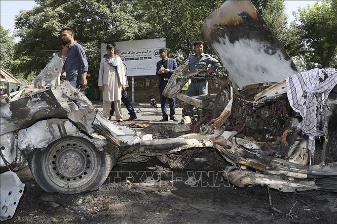 Trong ảnh: Nhân viên an ninh  Afghanistan điều tra tại hiện trường vụ đánh bom gần cửa trường Đại học Kabul ở thủ đô của Afghanistan ngày 19/7. Ảnh: AFP/TTXVN
