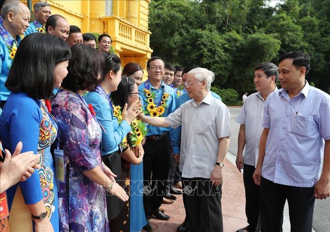 Trong ảnh:Tổng Bí thư, Chủ tịch nước Nguyễn Phú Trọng với các Chủ tịch công đoàn cơ sở tiêu biểu và cán bộ công đoàn. Ảnh: Trí Dũng – TTXVN