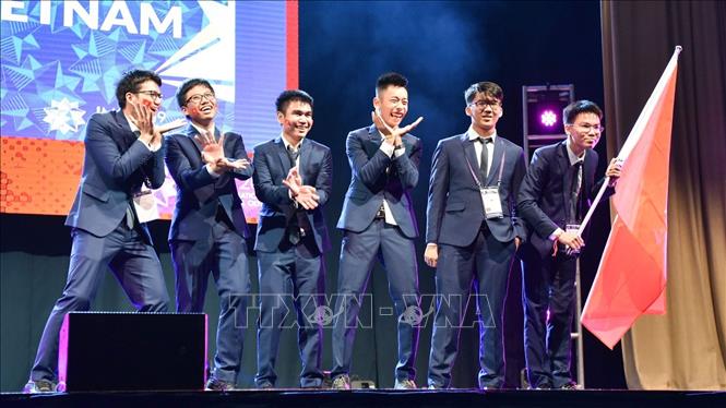 Trong ảnh: Đoàn học sinh Việt Nam tham dự kỳ thi đội tuyển Olympic Toán quốc tế lần thứ 60 – IMO 2019. Ảnh: TTXVN phát