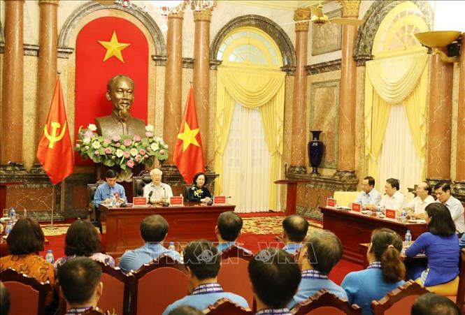 Trong ảnh:Tổng Bí thư, Chủ tịch nước Nguyễn Phú Trọng nói chuyện với Chủ tịch công đoàn cơ sở tiêu biểu và cán bộ công đoàn . Ảnh: Trí Dũng – TTXVN