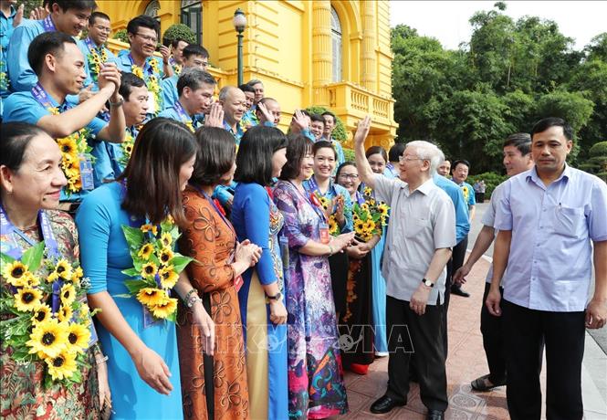 Trong ảnh:Tổng Bí thư, Chủ tịch nước Nguyễn Phú Trọng với các Chủ tịch công đoàn cơ sở tiêu biểu và cán bộ công đoàn. Ảnh: Trí Dũng – TTXVN