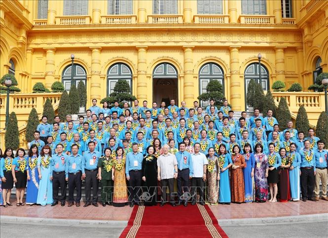 Trong ảnh:Tổng Bí thư, Chủ tịch nước Nguyễn Phú Trọng và các đại biểu với  Chủ tịch công đoàn cơ sở tiêu biểu và cán bộ công đoàn. Ảnh: Trí Dũng – TTXVN