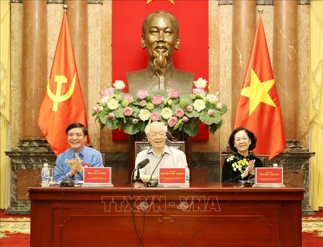 Trong ảnh:Tổng Bí thư, Chủ tịch nước Nguyễn Phú Trọng nói chuyện với  Chủ tịch công đoàn cơ sở tiêu biểu và cán bộ công đoàn . Ảnh: Trí Dũng – TTXVN