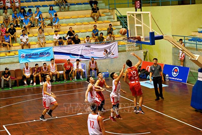 Trong ảnh: Trận chung kết giữa hai đội bóng U19 (nam) Phòng không Không quân với Xổ số kiến thiết Hậu Giang. Ảnh: Hồng Hiếu - TTXVN