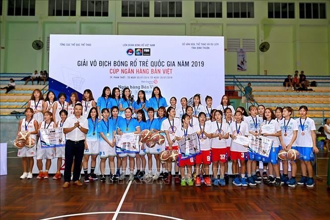 Trong ảnh: Lễ trao giải cho các đội nữ có thành tích cao. Ảnh: Hồng Hiếu - TTXVN
