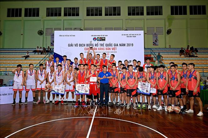 Trong ảnh: Lễ trao giải cho các đội nam có thành tích cao. Ảnh: Hồng Hiếu - TTXVN
