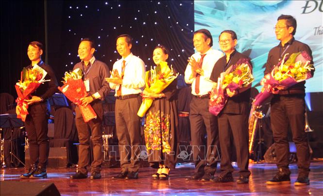 Trong ảnh: Ban tổ chức Liên hoan tặng hoa lưu niệm cho Ban giám khảo liên hoan “Tiếng hát Đường 9 xanh” năm 2019. Ảnh: Trịnh Bang Nhiệm - TTXVN