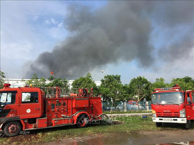 Trong ảnh: 8 xe cứu hỏa được huy động để dập lửa. Ảnh: TTXVN phát